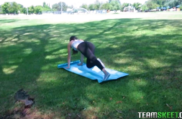 Sexy yoga girl I met at the park invited me to her place to show me naked yoga
