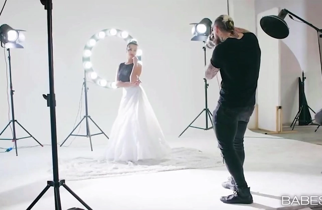 Hot model and her photographer got horny and fucked on the set