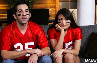 She fucks the pizza delivery dude while her daddy watches the football game!