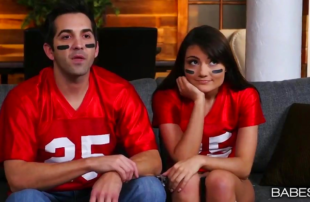 She fucks the pizza delivery dude while her daddy watches the football game!