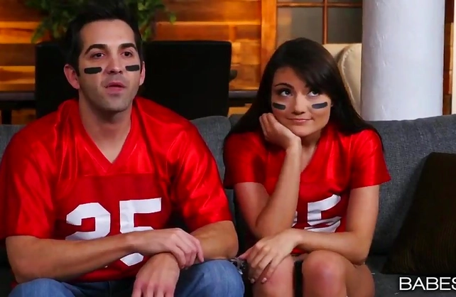 She fucks the pizza delivery dude while her daddy watches the football game!