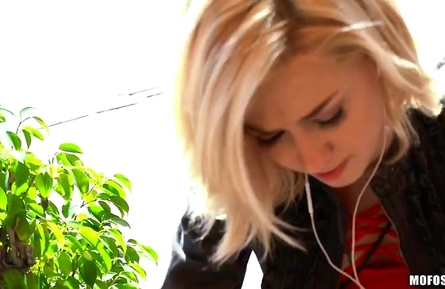 I offered this cute blonde cash for a flash and we ended up fucking in the alley