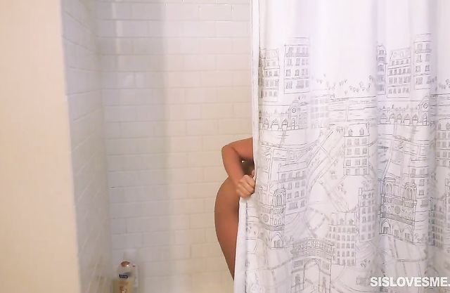 My sexy step sister let me cum in her mouth three times after I saw her naked in the bathroom