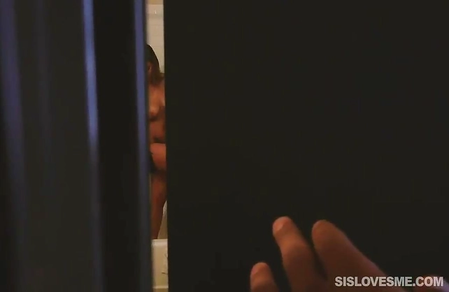 My sexy step sister let me cum in her mouth three times after I saw her naked in the bathroom