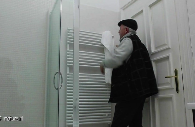 Old dude gets a blowjob from a slut in the shower then fucks her