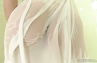 Teen slut sure feels like showering her cunt in a romantic solo play