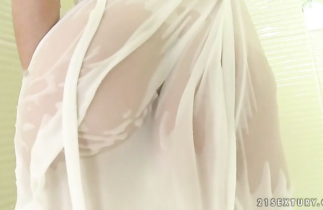 Teen slut sure feels like showering her cunt in a romantic solo play