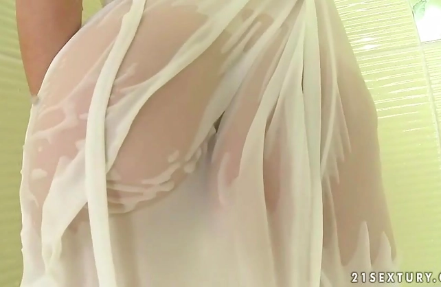 Teen slut sure feels like showering her cunt in a romantic solo play