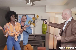 Man takes black policewoman as a hostage and wants to see naked tits