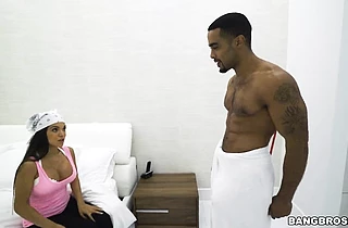 Maid comes to black boss' bedroom not for working but for naked sucking