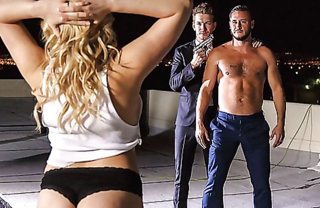 Man saved by naked blonde girl who wanted to be double penetrated