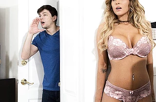 Boy nicely fucks gorgeous naked girl who pretends to be his spouse