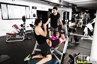 Trainer doesn't help girl pumping muscles but just touches and fucks naked body