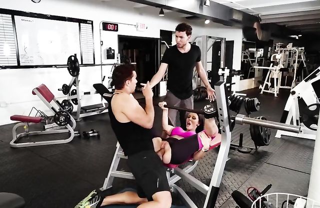 Trainer doesn't help girl pumping muscles but just touches and fucks naked body