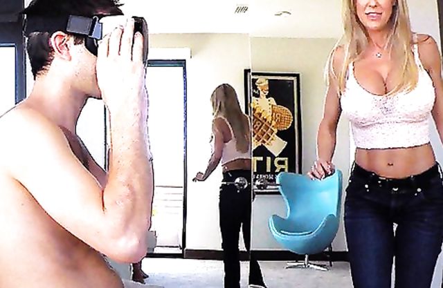 Girl over forty with naked ass pleases stepson with a VR-headset on