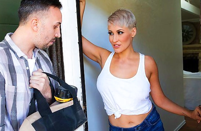 Contractor sneaks in house to acquaint classy girl with own naked tool