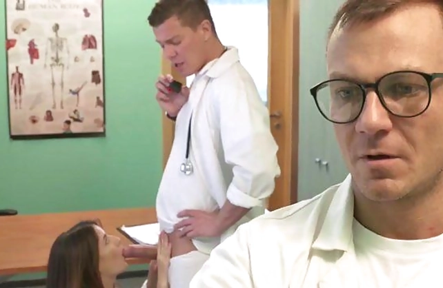 Naked pussyfucking in doctor's office is the best treatment for girl
