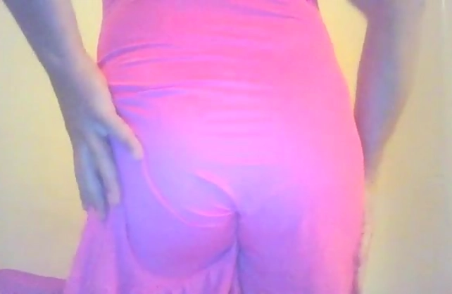 Amateur girl gladly demonstrates naked butt cheeks for webcam fans