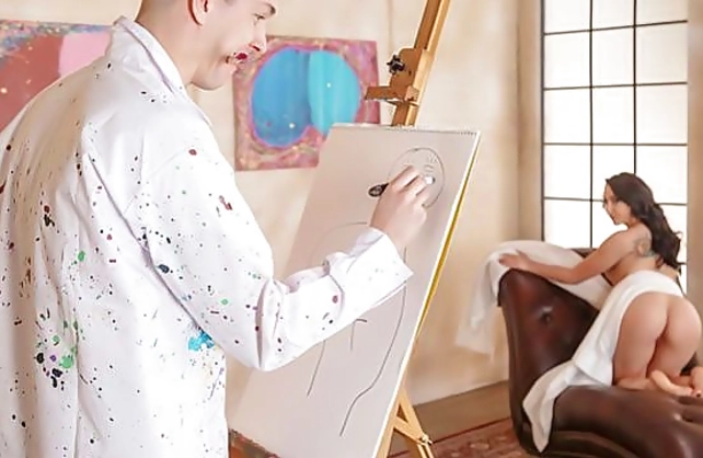 Latina girl doesn't like portrait and painter fucks big naked ass to apologize