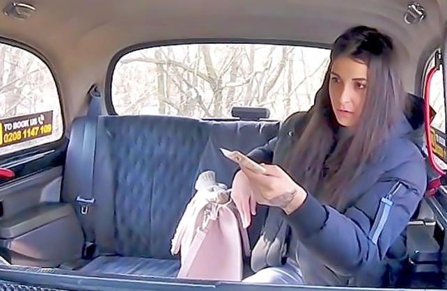 Raunchy taxi driver knows how to convince girl to practice naked sex