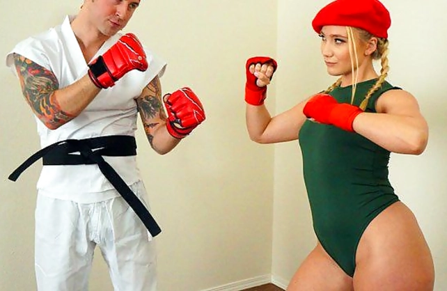 Pretty girl interrupts cosplay to have naked fun with her boyfriend