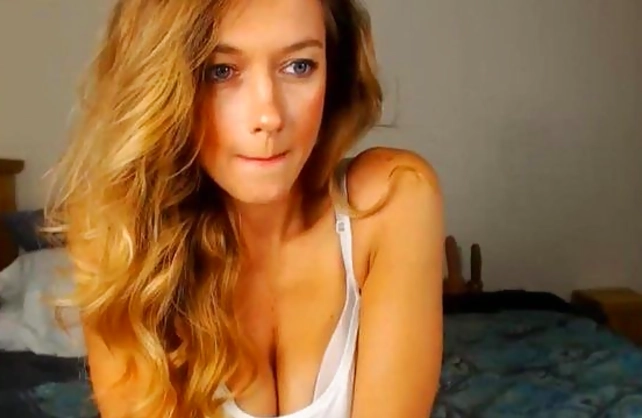 Attractive model shoves sex toy into naked cunny in front of webcam