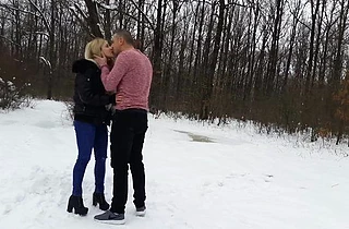 Amateur couple not afraid to try naked lovemaking in winter forest