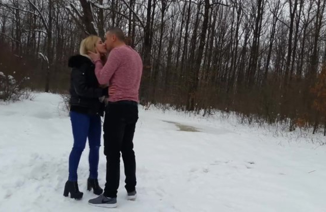 Amateur couple not afraid to try naked lovemaking in winter forest