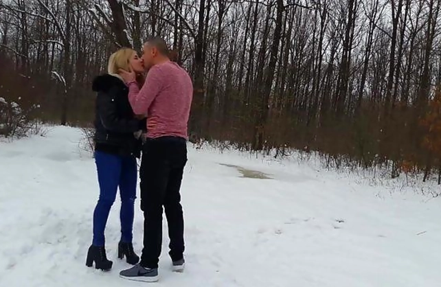 Amateur couple not afraid to try naked lovemaking in winter forest