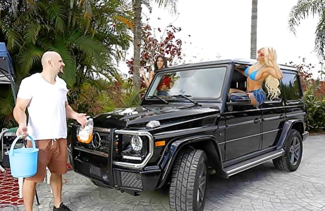 Owner of car wash lured by two Latina clients into naked threesome