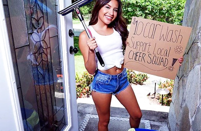 Car wash girl throws herself at naked client and gets bonked for tips