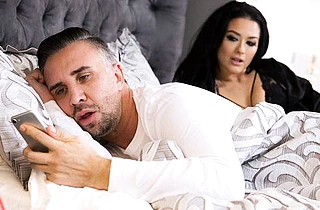 Whore took pity on divorced stepdad and came to bedroom to give him naked sex