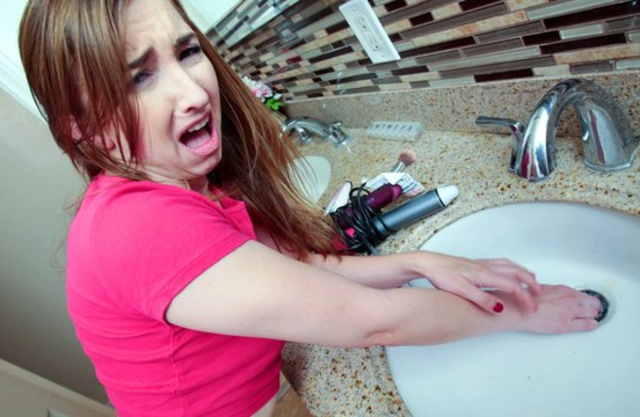 Guy helps stepsister pull finger out of sink and fucks naked pussy