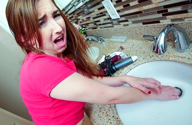 Guy helps stepsister pull finger out of sink and fucks naked pussy
