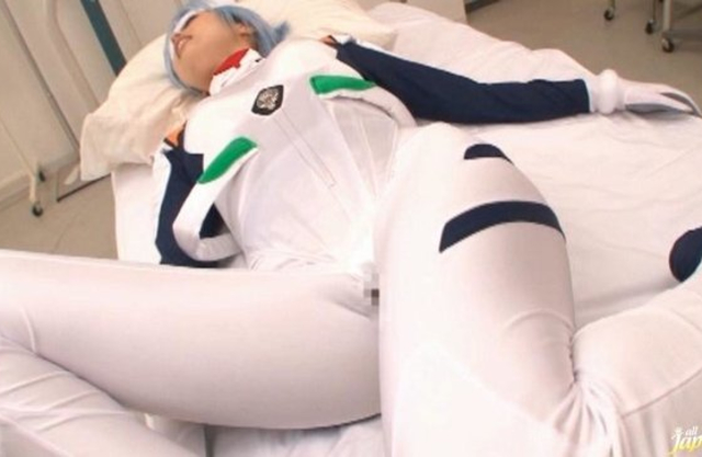 Cosplay girl from Japan doesn't need to be naked during pussyfucking