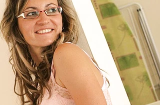 Nerdy MILF in white stockings fingers naked cunt sitting on the floor