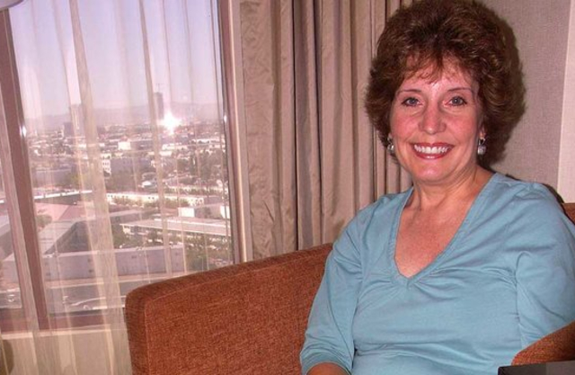 Mature woman shows how skilled her mouth is blowing naked cock