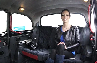 Hot naked sex is the way attractive Euro brunette pays for taxi ride