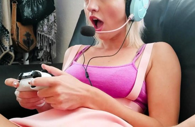 Naked blonde gamer young woman cum in ten minutes with stepbrother