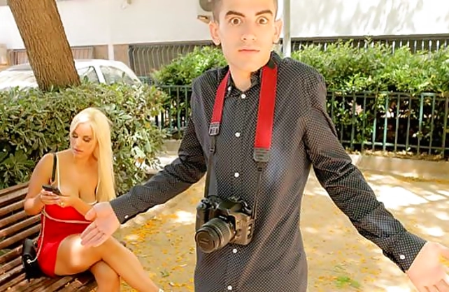 Photographer pays platinum blonde hottie money and fucks naked pussy