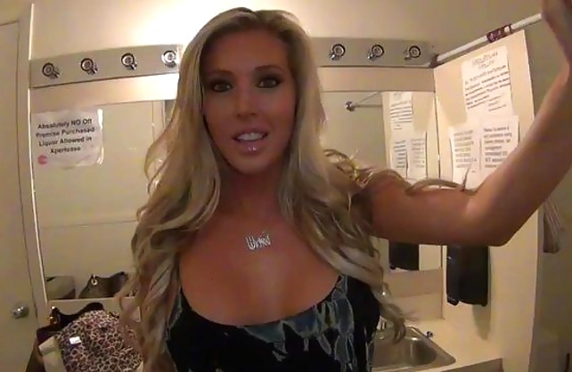 Gorgeous naked pornstar gladdens fans with amateur shower video