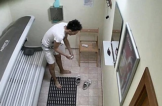Naked girls like to masturbate in solarium and this boy does the same