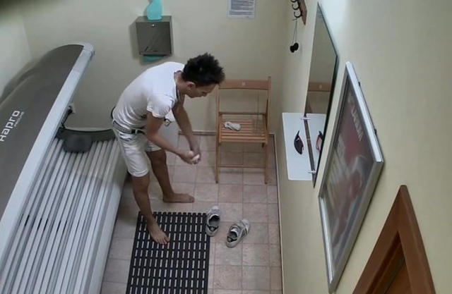 Naked girls like to masturbate in solarium and this boy does the same