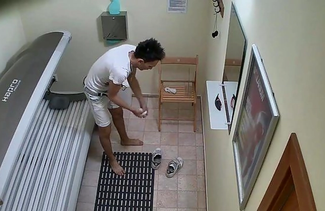Naked girls like to masturbate in solarium and this boy does the same