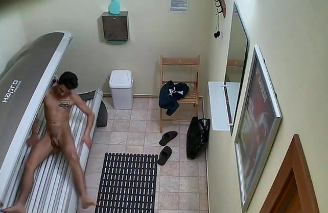 Horny boy jerks off in solarium thinking about beautiful naked girls