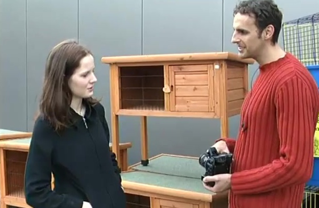 Guy hooks up with cutie who takes part in naked photo shoot at his place
