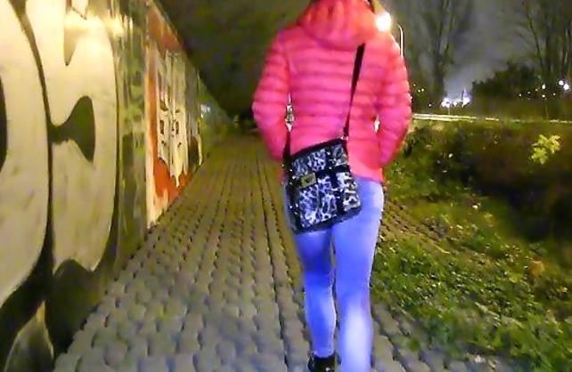 Man picks up cutie who agrees to have naked quickie in darkened spot