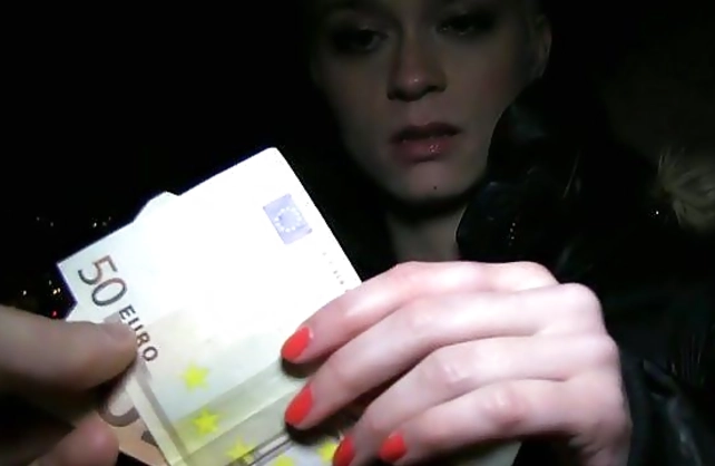 Short-haired blonde for cash has naked quickie with skillful agent