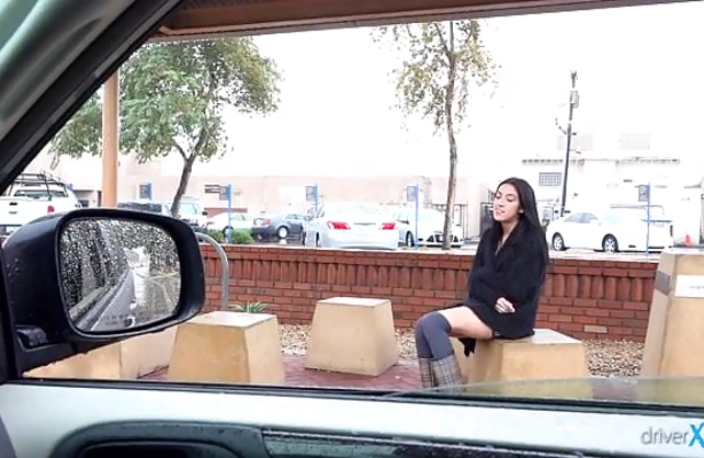 Sex in backseat is how naked cutie rewards driver for his kindness
