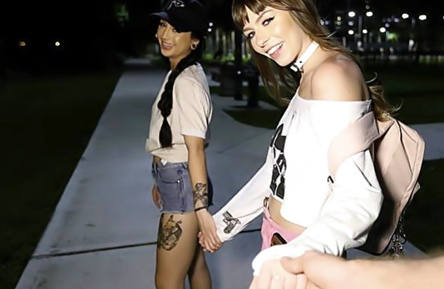 Cunning guy picked up two cuties and fucked naked with big cock in night park